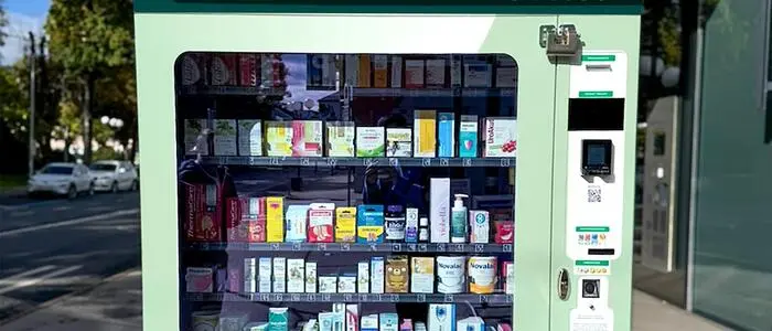Ein Automat, der vor einer Apotheke steht