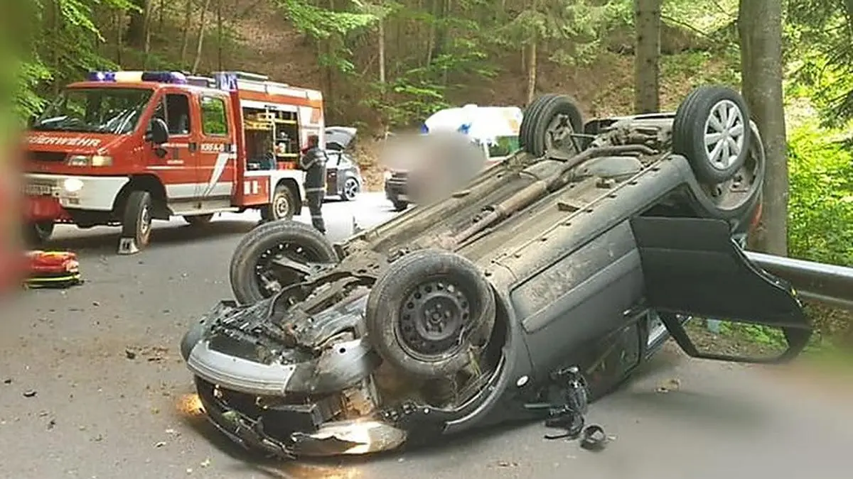 Nachfolgende Fahrzeuglenker befreiten den Weizer aus seinem Pkw