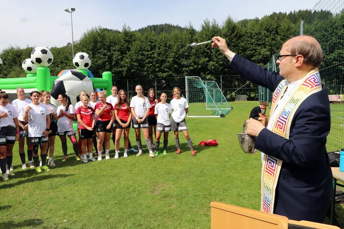 Pfarrer Reinhold Ahrerer segnete die Neugegründete Damenmannschaft und den Matchball.