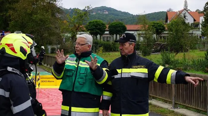 Sieben Feuerwehren standen am Montag in Bairisch Kölldorf im Schadstoffeinsatz. Ein mit 30 Liter flüssigem Chlor gefüllter Kanister, der in einem speziellen Technikraum abgestellt war, drohte laut Feuerwehr zu platzen.