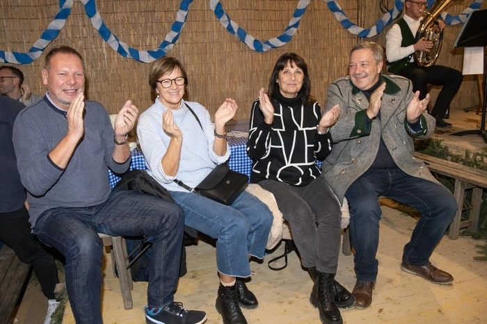 Viele Ehrengäste fanden sich zum Bockbier-Anstich von Bürgermeister Josef Pfeifer ein, unter ihnen die Landtags-abgeordneten Hubert Lang und Lukas Schnitzer, Bezirkshauptfrau Kerstin Raith-Schweighofer, die Vizebürgermeister Günter Golec und Patrick Mauerhofer sowie Brauereichef Alois Gratzer und Hannes Ofenluger, Obmann der Musikkapelle Pöllau und Pfarrer Deogratias Nthikhazhorea.