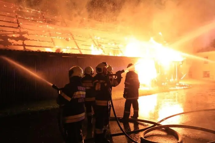 Während ein Teil der 112 eingesetzten Mann eine Zubringleitung von nahegelegenen Kobenzerbach verlegte, wurde ein massiver Löschangriff mit zahlreichen Hochdruckrohren, C-Strahlrohren und Hydroschildern in Angriff genommen um einerseits die Flammen beim Wirtschaftsgebäude unter Kontrolle zu bringen und ein Übergreifen auf die benachbartes Wohnhaus, Garagen und ein weiteres Wirtschaftsgebäude zu verhindern, schildert der Einsatzleiter, Oberbrandinspektor Gerhard Mayer von der Feuerwehr Kobenz.