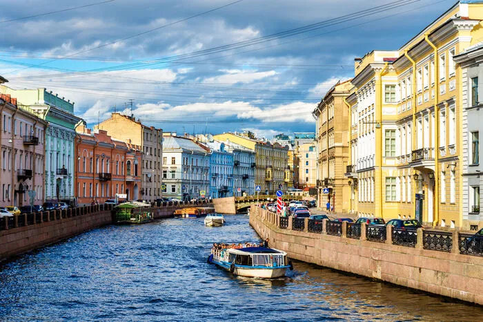 Den zweiten Platz belegt auch noch Russland und zwar mit der malerisch an der Ostsee gelegenen Stadt St. Petersburg, der nördlichsten Millionenstadt der Welt. Narva-Triumphbogen: Etwas außerhalb des Zentrums befindet sich auf dem weitläufigen Narva-Platz der Narva-Triumphbogen. Er wurde im Jahr 1814 zur Erinnerung an den Sieg über Napoleons Armeen aus Holz errichtet. Im gleichen Jahr ging das Tor zu Bruch und wurde aus Stein wiederaufgebaut. Zwischen 1827 und 1834 wurde es neu gebaut, diesmal aus Backstein, ummantelt von Kupferblech. Die grünliche Farbe verleiht dem Bauwerk eine besondere Note. Im Inneren befindet sich außerdem ein kleines Waffenmuseum.