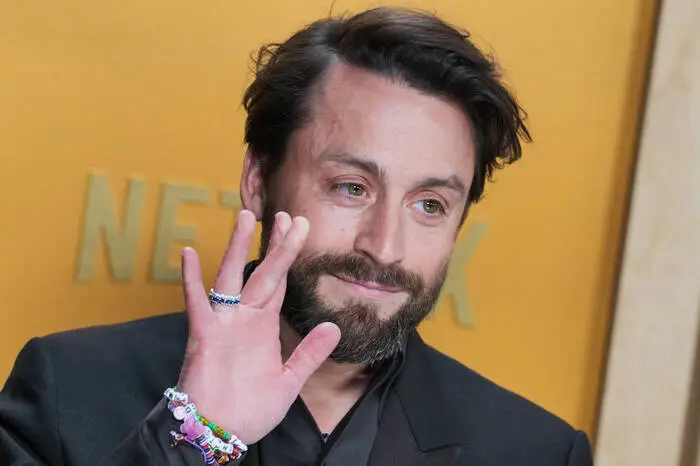 Kieran Culkin, unverkennbar Bruder von Macaulay Culkin (bekannt durch „Kevin - allein zu Haus“), wurde als bester Nebendarsteller im Holocaust-Bewältigungsdrama „A Real Pain“  ausgezeichnet.