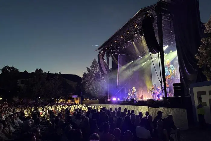 Auf dem Hauptplatz feierten Freitagabend tausende Fans ausgelassen den Auftritt von Rockbarde Rainhard Fendrich auf der Megabühne im Herzen der Thermenhauptstadt.