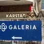 Galeria Karstadt in Kiel Schilder von Insolvenz bedroht *** Galeria Karstadt in Kiel signs threatened by insolvency