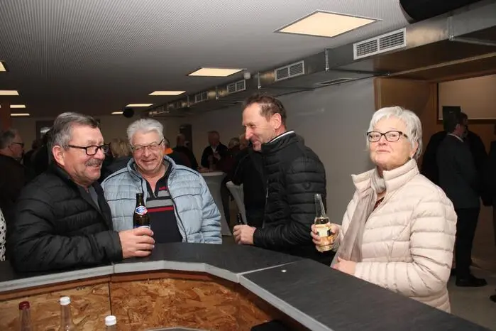 In gemütlicher Runde konnten anschließend die Besucher mit Hermann Fitzko über seine zahlreichen Abenteuer per Fuß oder Traktor persönliche Erfahrungen austauschen. 