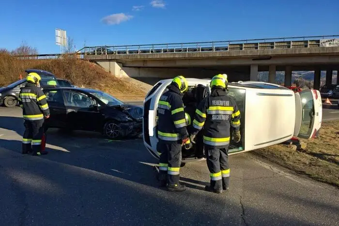 Nach dem die Feuerwehr Sachendorf die Unfallstelle abgesichert und den Brandschutz aufgebaut hatte, mussten die ausgetretenen Betriebsmittel gebunden und das Auto per Seilwinde wieder auf vier Räder gestellt werden, schilderte Einsatzleiter, Hauptbrandinspektor Gernot Kummer.