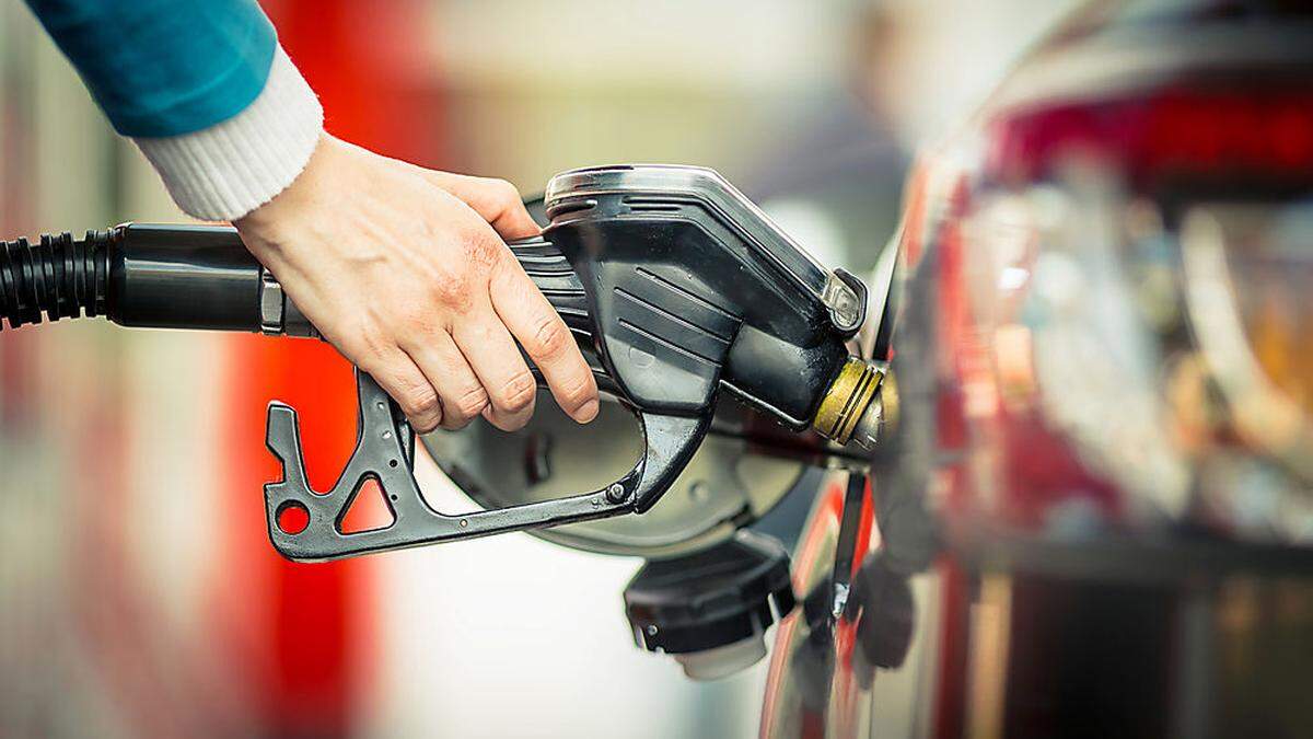 Tanken an der Tanksäule | Treibstoffpreise in Slowenien und Kroatien sinken