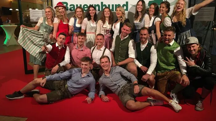 Männliche und weibliche Models strahlten bei der Präsentation des Jungbauernkalenders 2022