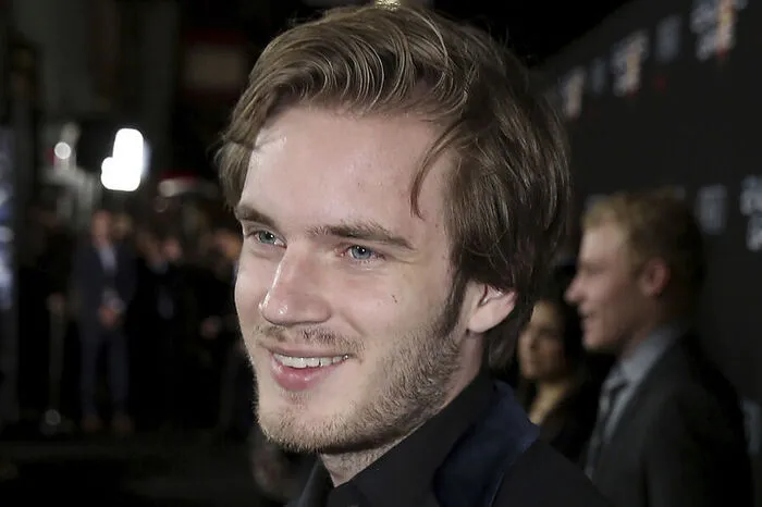 Zwei Jahre lang führte Felix Kjellberg mit dem Gaming-Kanal PewDiePie die Forbes-Liste der bestverdienenden Youtuber an. Doch das Jahr 2017 verlief nicht gut für Kjellberg. Nachdem er in Videos rassistische Bilder gezeigt hat, verlor er einige Werbepartner. Mit 58,4 Millionen Abonnenten konnte er dennoch rund 10,2 Millionen Euro im Jahr verdienen.
