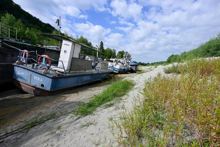 Ausbleibender Niederschlag und hohe Temperaturen sorgen für niedrige Pegelstände auf der Donau | Schiffe am Trockenen bei niedrigem Wasserstand der Donau bei Greifenstein