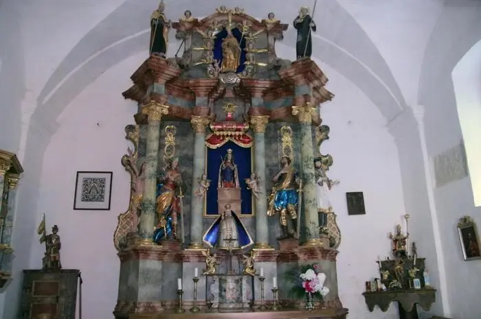 Dem Wasser dieses Brünnleins wird eine Heilkraft und Hilfe zur Vorbeugung gegen Augenleiden nachgesagt. Deshalb benetzen viele Besucher ihre Augen mit dem heilenden Nass.