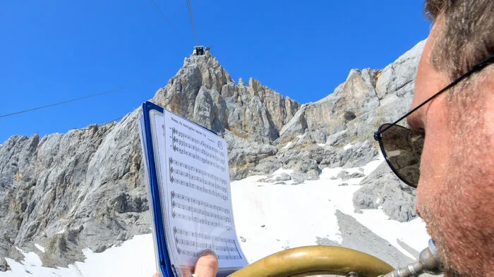 Mit der Kürnbergmusi auf dem Gondeldach ging es hinauf zur Bergstation