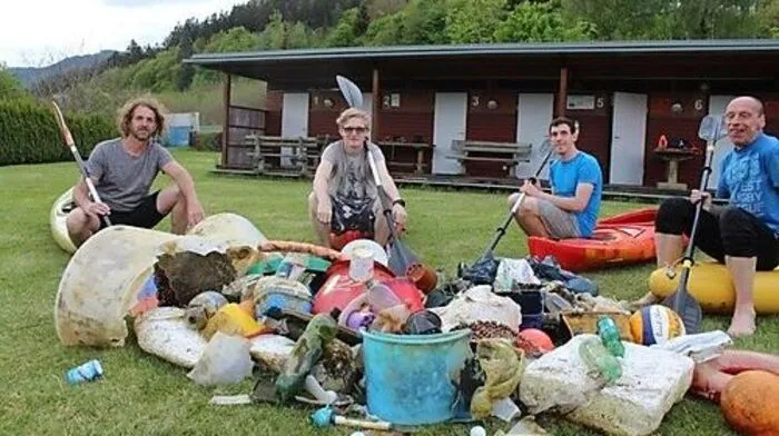 Jonas Seebacher (links) mit seinen Schützlingen nach getaner Arbeit am Ossiacher See
