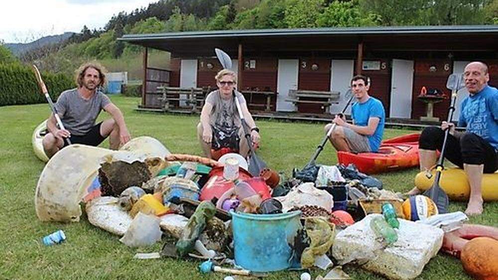 Jonas Seebacher (links) mit seinen Schützlingen nach getaner Arbeit am Ossiacher See 