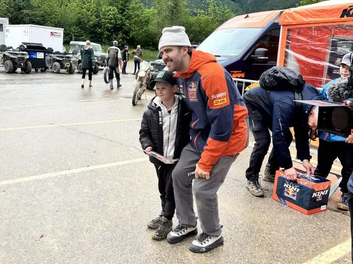 Die Stars, wie Vierfach-Sieger Manuel Lettenbichler, kennen keine Scheu vor ihren Fans