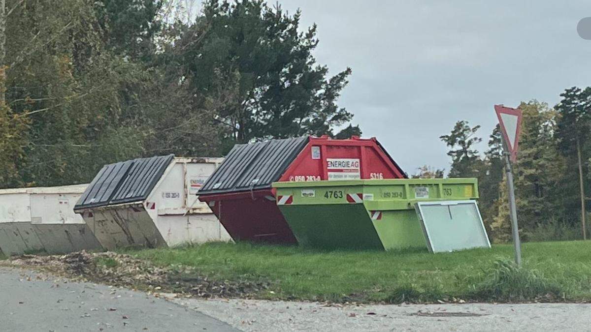 Einige abgestellte Abfallmulden eines Unternehmens am Rande der Sonnensiedlung in Hofkirchen lassen die Wogen hochgehen. Die Gemeinde drängt auf eine baldige Beseitigung.