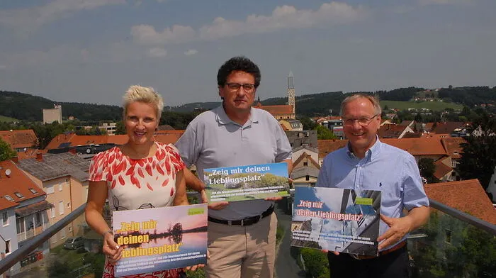 Andrea Meyer, Michael Mehsner und Bürgermeister Josef Ober bei der Vorstellung der Aktion in luftiger Höhe mit Blick auf Feldbach