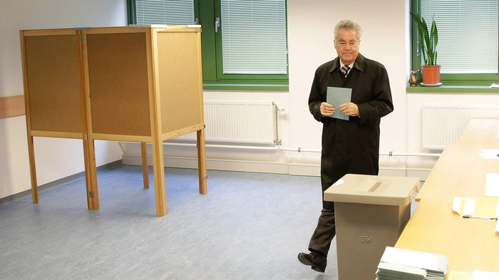 Der amtierende Bundespräsident Heinz Fischer hat seine Stimme gemeinsam mit seiner Frau Margit kurz nach 9 Uhr im achten Wiener Gemeindebezirk abgegeben.