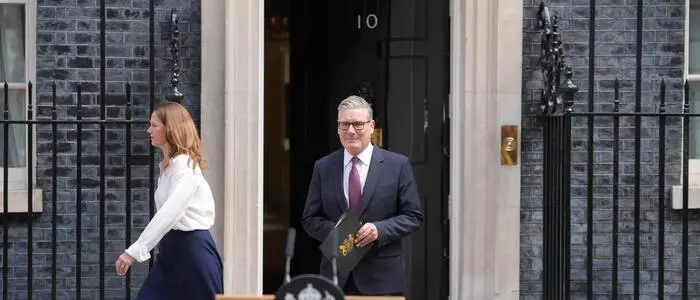 Keir Starmer und seine Ehefrau Victoria verlassen die Downing Street 10