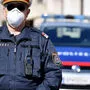 Polizist mit Maske (Archiv)