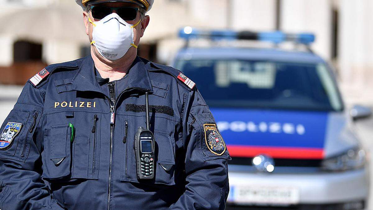 Polizist mit Maske (Archiv)