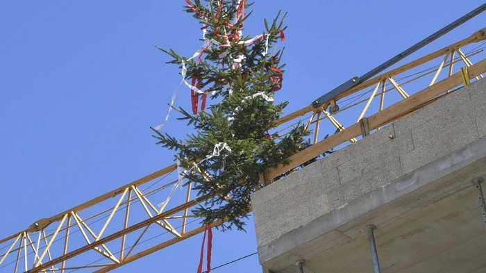 Weithin zu sehen: Das Bäumchen auf der Großbaustelle signalisiert, dass das Richtfest beginnen kann und die erste Baustufe vollendet ist. 