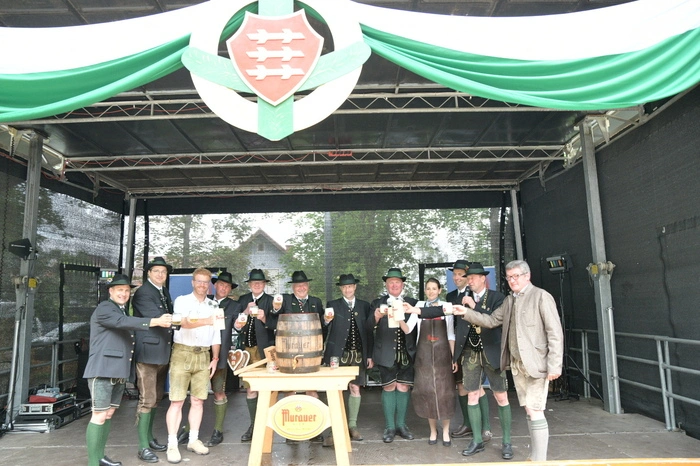 Mit einem herzhaften "G'sund" wurde der Oberlandler-Kirta eröffnet