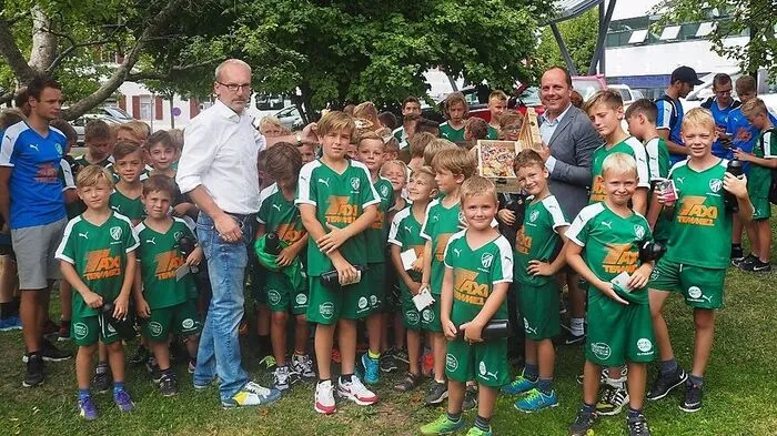 Die Camp-Kinder beim Erlebnistag im Gleisdorfer Stadtpark mit Bürgermeister Christoph Stark