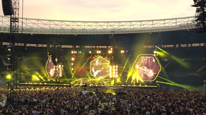 So bunt ist kaum eine Stadionband: Coldplay brachte einen Hauch von Disneyland nach Wien. Klicken Sie sich durch das Feuerwerk