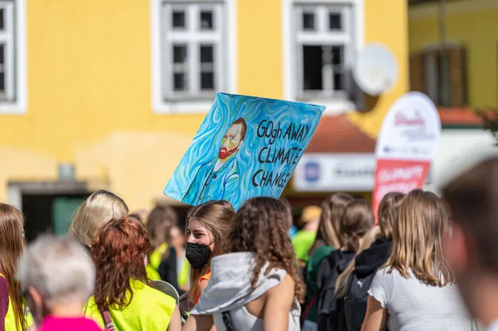 ... Nicht nur zu gehen, auch zu skaten oder zu radeln - denn die Kundgebung teilte sich gleich zu Beginn in eine "Geh-Demo" und eine "Alles-was-rollt-Demo" ...