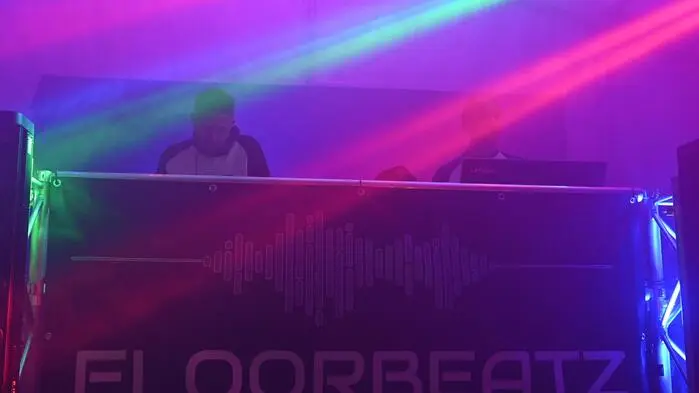 Die DJ-Group „Floorbeatz“ brachte energiegeladene Sounds sowie professionelle Licht- und Tontechnik mit. 