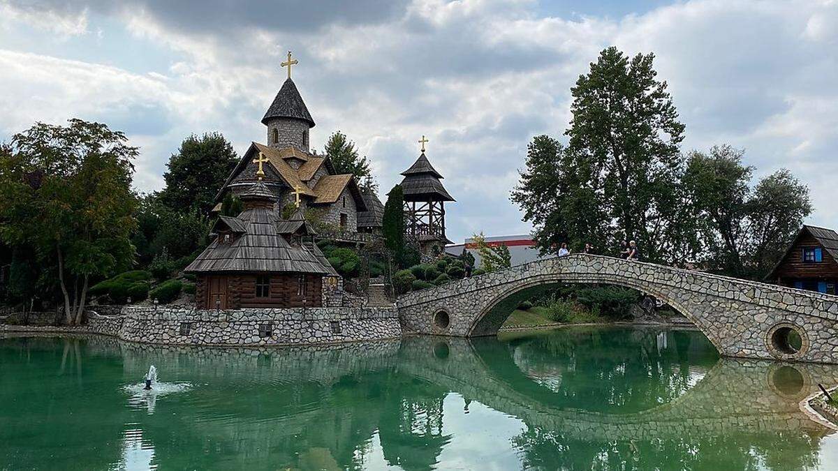 Die Kirchen sind das Herzstück des Ethnodorfs