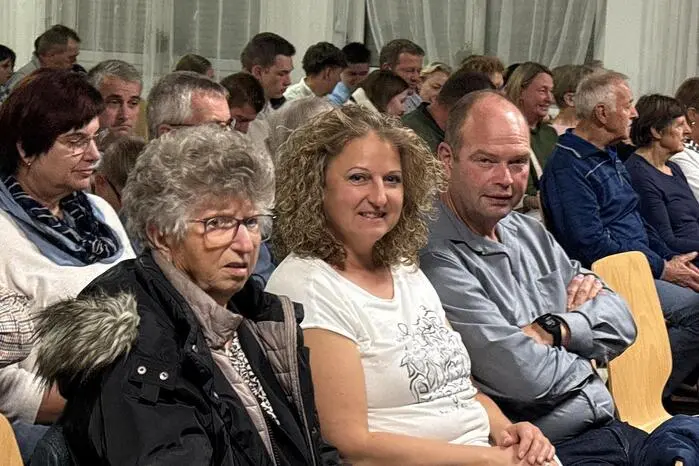 Mit der Komödie „Es fährt kein Zug nach Irgendwo“ in drei Akten von Winnie Abel gelang es den neun jungen engagierten Laienschauspielern, die Lachmuskeln der zahlreichen Besucher, darunter Bürgermeister Franz Zehner im Gasthaus Ritter in Großwilfersdorf ordentlich zu strapazieren.