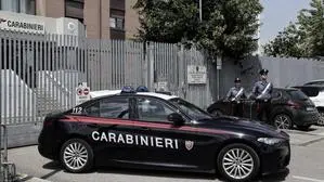 Man sieht ein Auto der Carabinieri vor einem Amtsgebäude | Es sind schier unglaubliche Vorwürfe, die gegen Erzieherinnen in Verona erhoben wurden