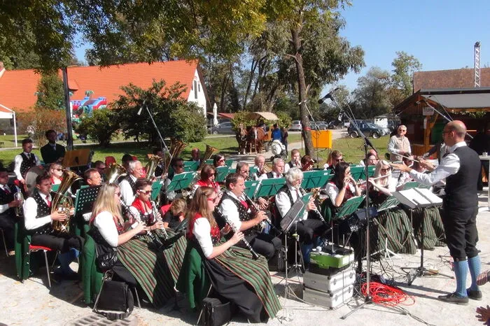 Der strahlende Sonntag begann mit einem zünftigen Frühschoppen des Musikvereins Kaindorf an der Sulm und der amerikanischen Versteigerung des Grottenhofer Maibaums. Da Thomas Ranninger, wie schon im Vorjahr, den Zuschlag erhielt, bleibt der Maibaum am Grottenhof und wird in Stücke geschnitten als Adventfackeln vor dem Restaurant Verwendung finden.