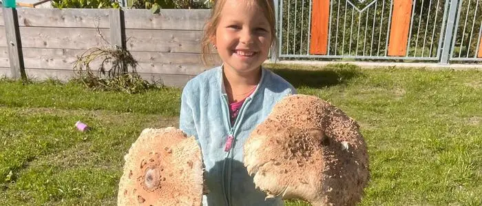 Johanna aus Tragail freut sich über ihre Ausbeute