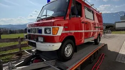 Ein Feuerwehrauto steht auf einem Anhänger