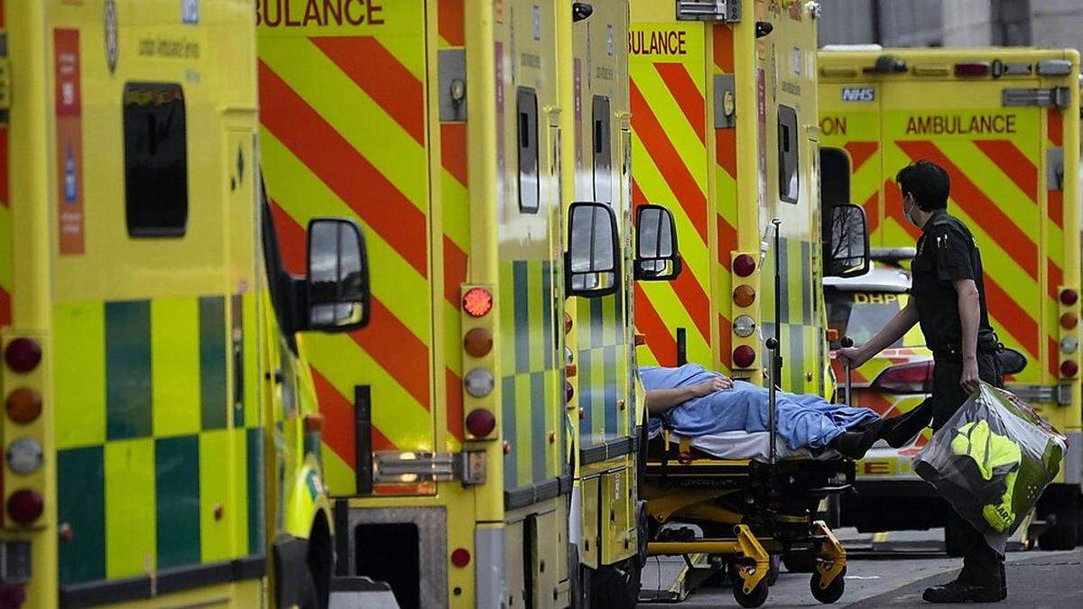 Das britische Gesundheitssystem gerät aber wegen der hohen Zahl an krankheitsbedingten Ausfällen beim Personal immer mehr unter Druck