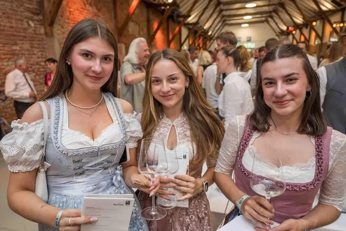 Klicken Sie sich durch die weiteren Bilder.