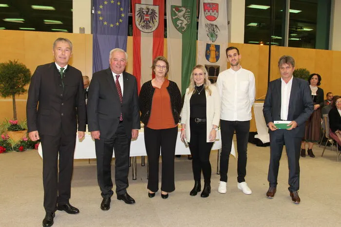 Die Nationalfeiertagsfeier gehört zu den großen Festveranstaltungen der Stadtgemeinde Fehring. "An diesem Tag sprechen wir Personen, die besondere Leistungen erbracht haben, Dank und Anerkennung aus. Weiters werden an die Jungbürger die Jungbürgerbriefe überreicht. Ein besonderer Höhepunkt ist bei dieser Feier, die offizielle Übernahme des neuen Gemeindewappens durch den Landeshauptmann", sagte der Bürgermeister.