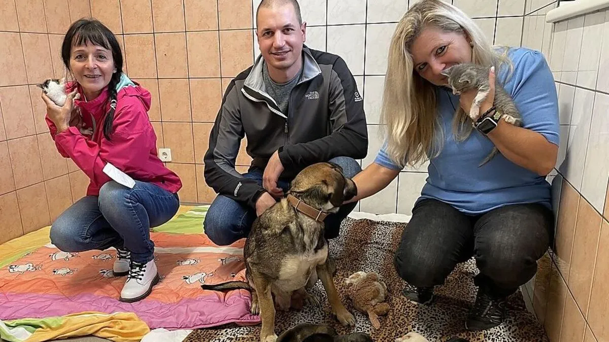 Vizebürgermeisterin Martina Stummer, FF-Kommandant David Prettner und Elke Pichler, Leiterin des Tierheims