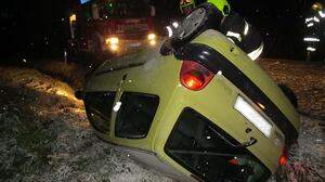 Die Feuerwehr Riegersburg musste den Pkw nach einem Überschlag auf der schneeglatten Fahrbahn bergen