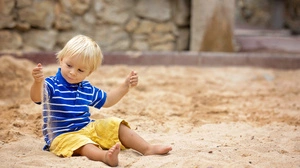 Sandkörner können die Haut von Kindern reizen