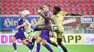 KLAGENFURT,AUSTRIA,17.AUG.24 - SOCCER - ADMIRAL Bundesliga, SK Austria Klagenfurt vs SK Sturm Graz. Image shows Niklas Szerencsi (A.Klagenfurt) and Seedy Jatta (Sturm).
Photo: GEPA pictures/ David Geieregger