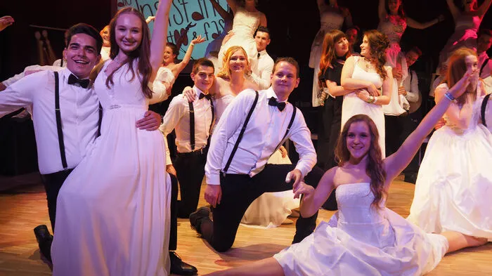 Bei der Polonaise der 220 Maturanten der HTL Mössingerstraße fuhr sogar ein Motorrad über das Tanzparkett. Zu "Highway To Hell" von AC/DC tanzten die Schüler ausgelassen. Der Technikerball war der letzte Schulball im heurigen Schuljahr. Wie in den vergangenen Jahren auch feierte die Ballgesellschaft am Samstag wieder in der Schleppe Arena.