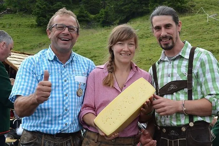 Freuen sich über frischen Almkäse: Rudolf Jank, Anna Bischoping und Klaus Kanzian