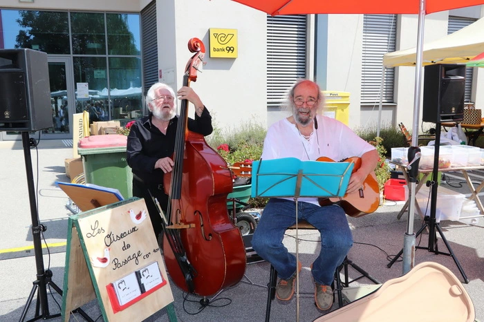 Für die musikalische Umrahmung sorgen täglich mit Französischen Chansons das Duo „Die Zugvögel“ mit Serge Cavalier und Thierry Leballeur.

