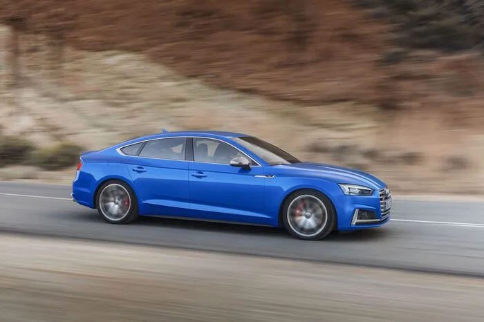 Der 3.0 TDI steht in zwei Leistungsstufen zur Wahl. In der ersten Ausführung leistet er 218 PS, seine 400 Newtonmeter Drehmoment stehen von 1250 bis 3750 U/min bereit. Im NEFZ-Zyklus begnügt er sich mit 4,6 Litern Kraftstoff (119 g CO2/km). Noch keine Verbrauchswerte gibt es für die Version mit 286 PS, die von 1500 bis 3000 Touren üppige 620 Newtonmeter Drehmoment stemmt.